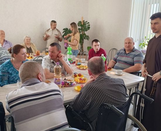 Obraz do wydarzenia Валанцёры парафіяльнага Карытас перадалі віншаванні і падарункі ад нашых парафіянаў