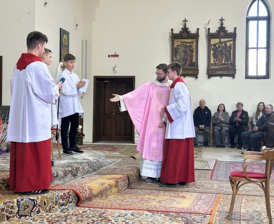 Obraz do wydarzenia Новы міністрант алтара ў літургічнай службе парафіі