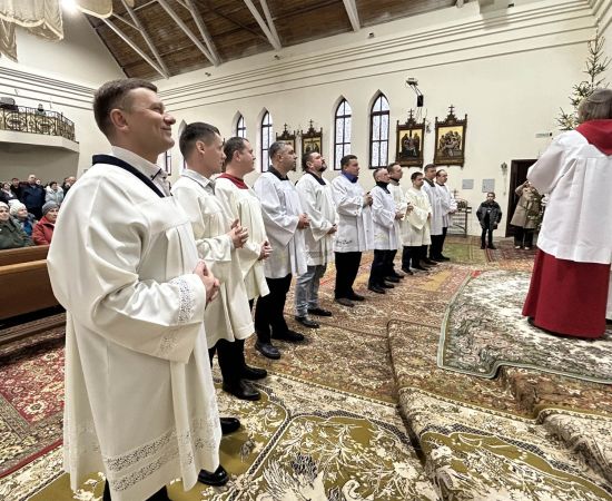 Obraz do wydarzenia У свята Святой Сям'і 11 мужчын парафіі сталі міністрантамі