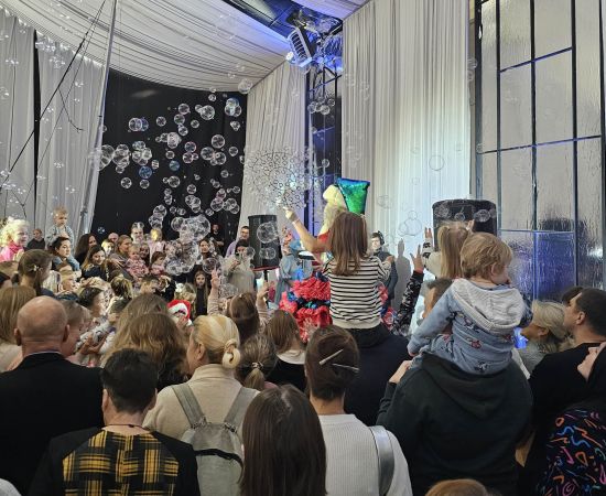 Obraz do wydarzenia Валанцёры парафіяльнага Caritas разам з пражываючымі ў сацыяльным пансіянаце наведалі Дом Раства